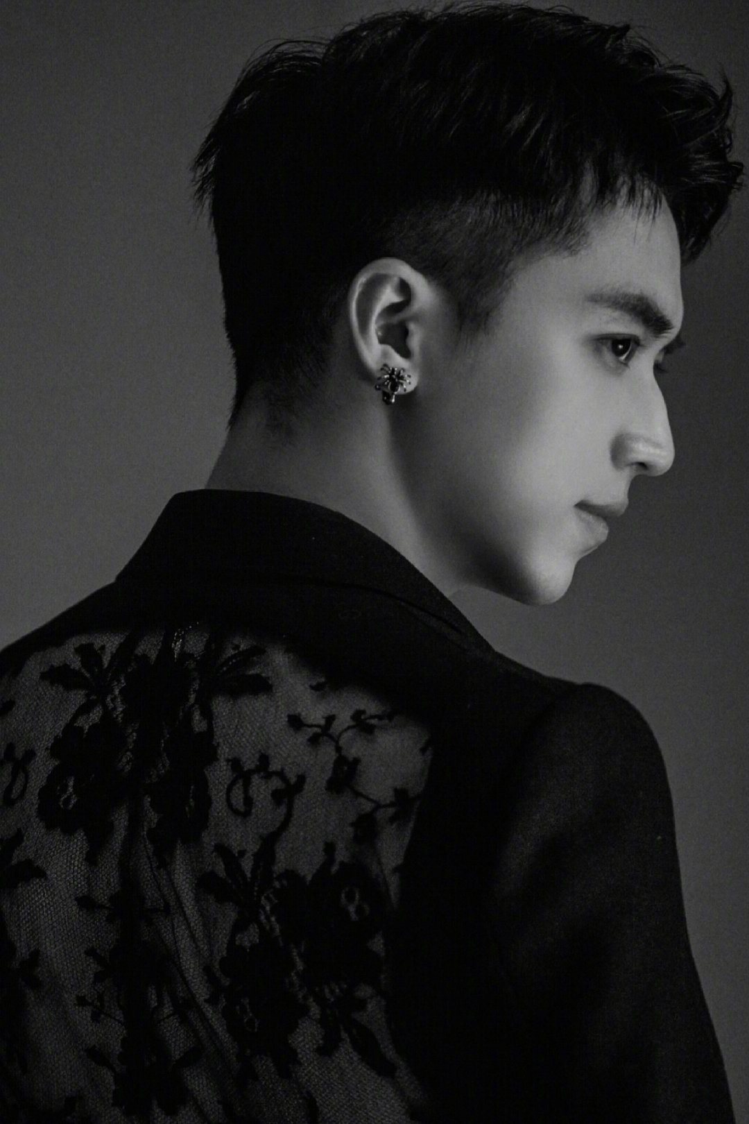 许魏洲身着蕾丝露背西装,男人也可以如此性感!