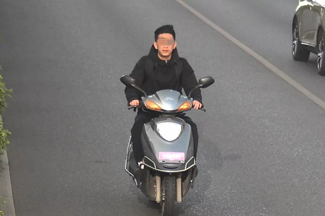 骑摩托不带安全帽,违章停车,开车打手机…你们的"笑脸"又被曝光了!