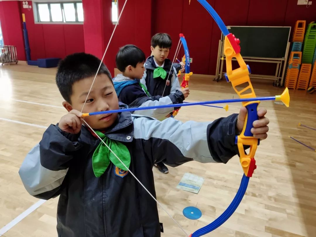 篮球馆的乒乓球区域,连续不断的击球让人看得人眼花缭乱.