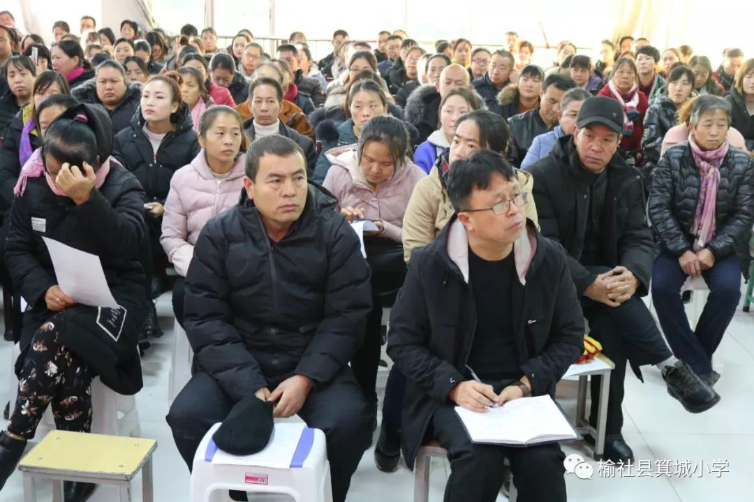 四年级讲座由级主任刘俊芳老师负责并主持,由邵雪莹老师作讲.