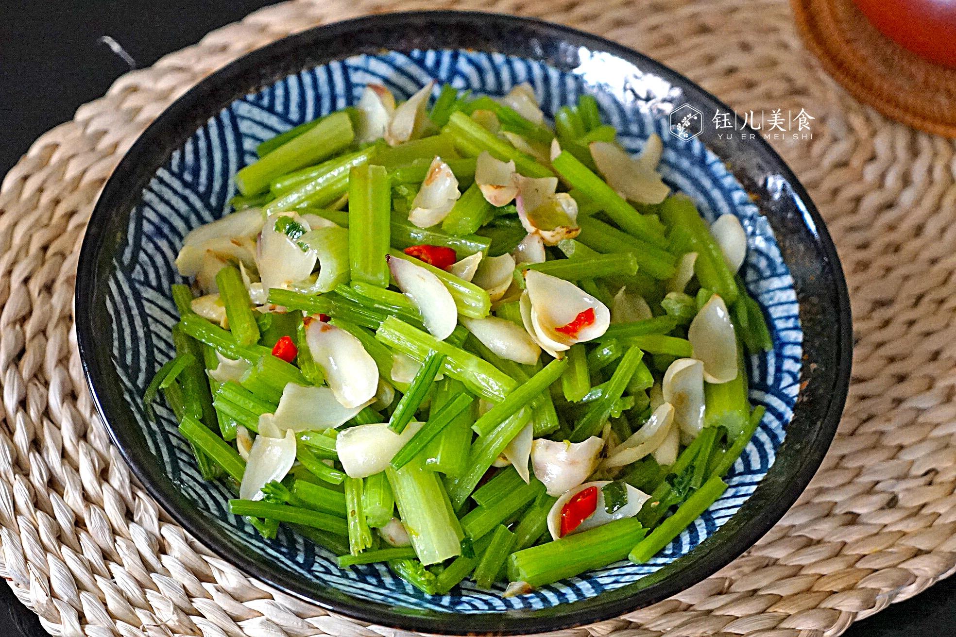 食材:芹菜300克,百合150克,辣椒2个,盐1茶匙,鸡精少许做法:1,将芹菜去