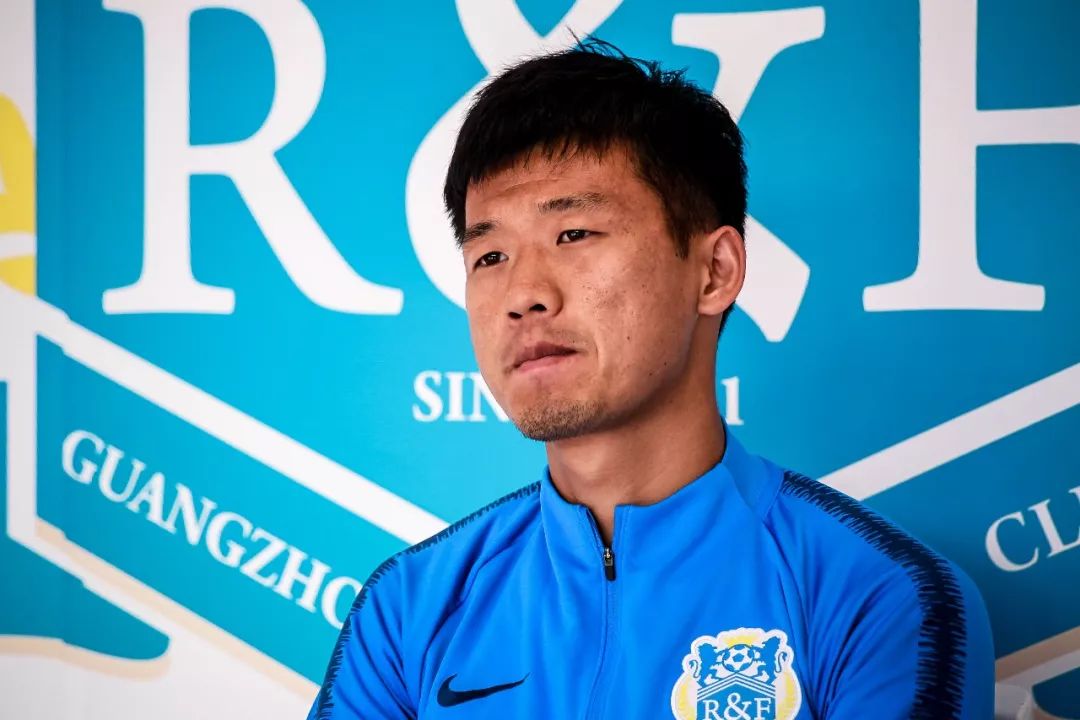 金波接受足球报专访(摄影 于瑞)◆《足球》:现在的富力队,前锋线上