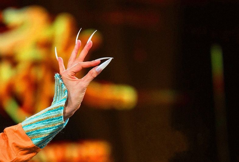 原创老艺术家杨丽萍录节目,一袭龙袍装加身,再现孔雀舞招牌动作