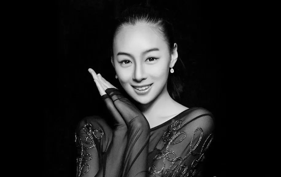毕业后,敖定雯进入辽宁芭蕾舞团,18岁开始当舞剧的女主演.