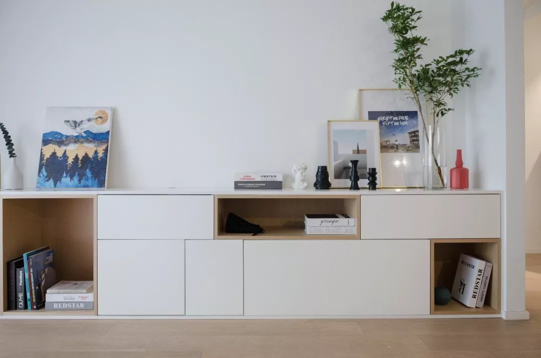 因此设计师针对做了一组半高电视柜,既能满足客厅的收纳需求,也留出