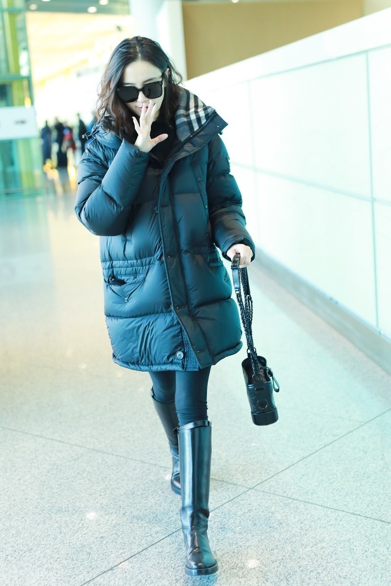 宋佳手握保温杯走机场羊羔绒配黑色长靴活出了39岁的样子