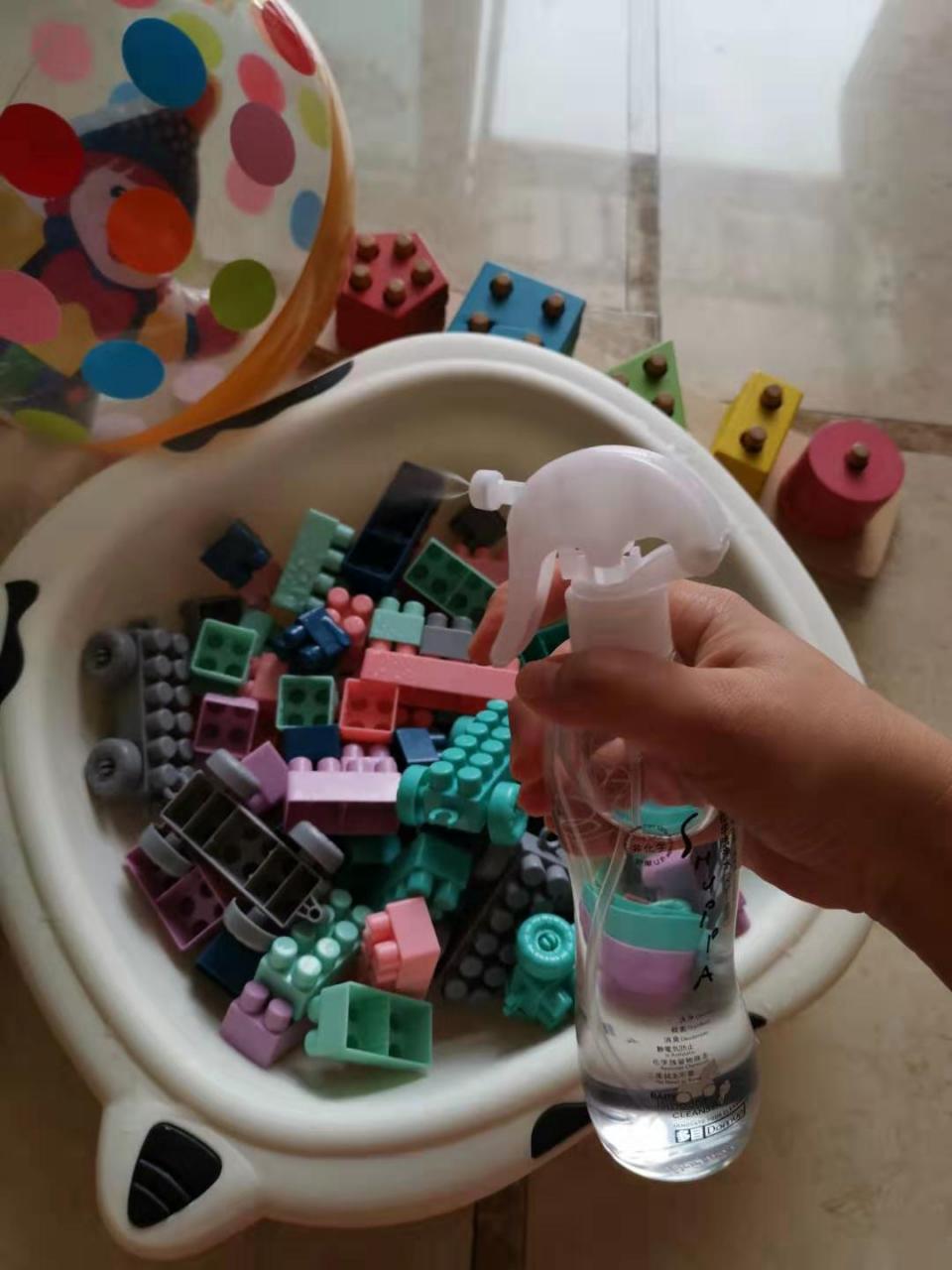 宝宝玩具清洗方法:  1,塑料玩具清洁