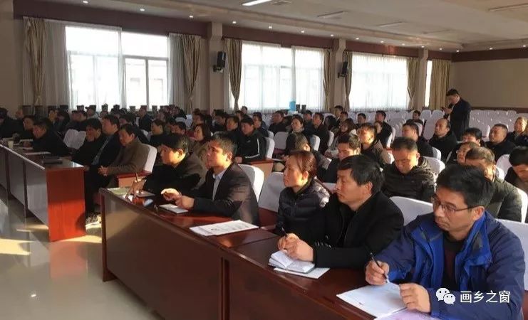 区教科局党委书记,局长靳林林接受捐赠牌.