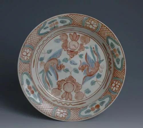 是适应外销的需要,如青花开光大盘(克拉克瓷,汕头器),素三彩(交趾香合