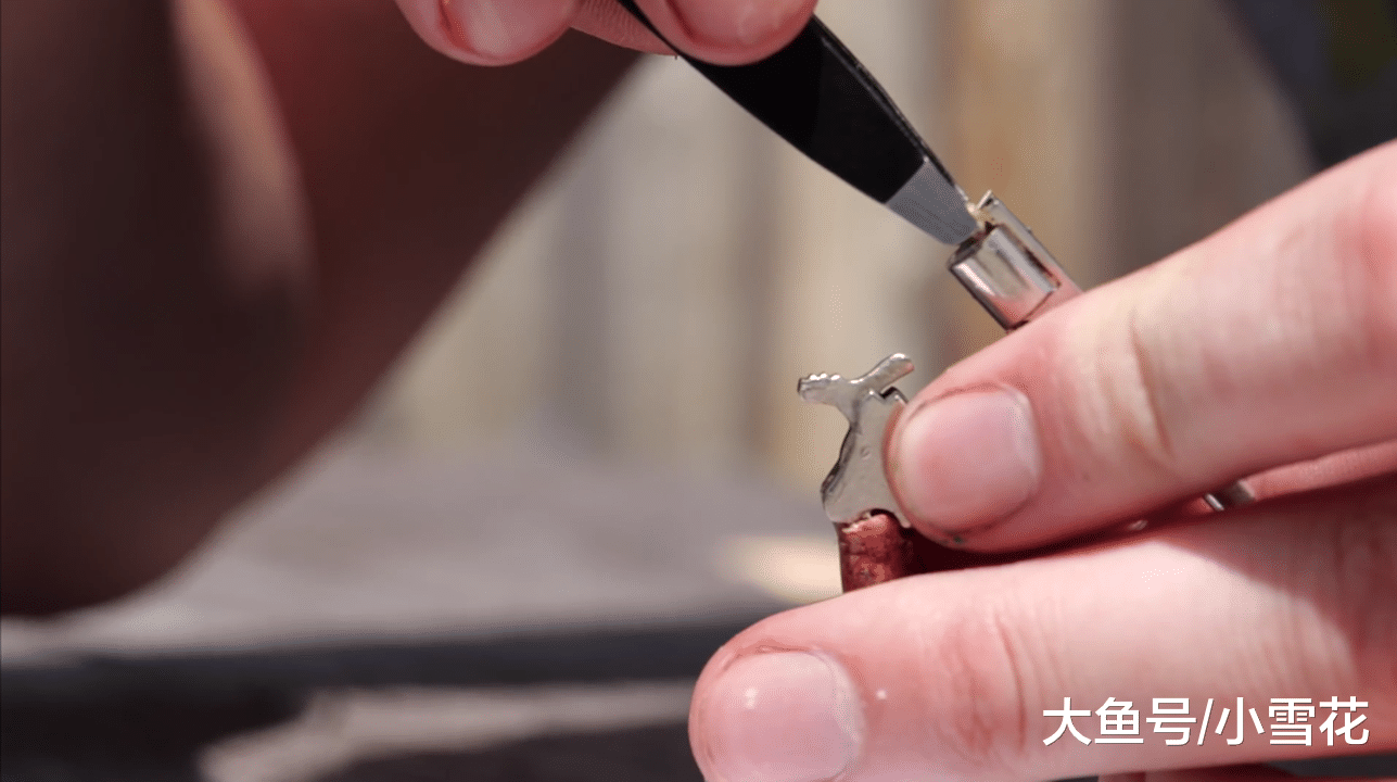 那么它的子弹也自然是最小的,也就比牙签稍微粗点,在手枪装子弹的时候