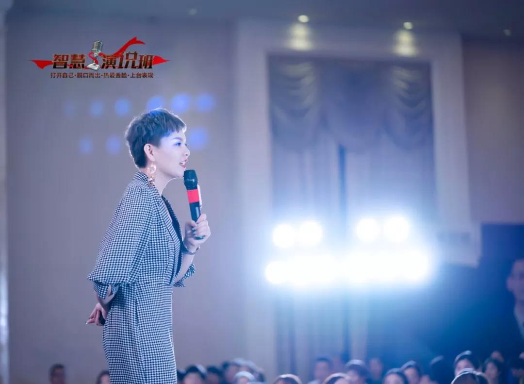 第一次上台的艾丽老师,短短30分钟的分享,就出现了很多失误,紧张,忘词