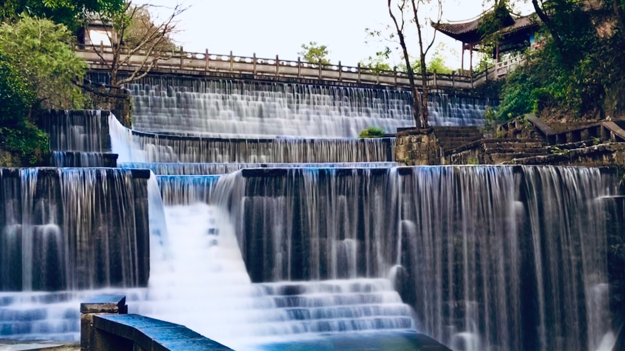一水喧腾丨中国唯一的城市瀑布
