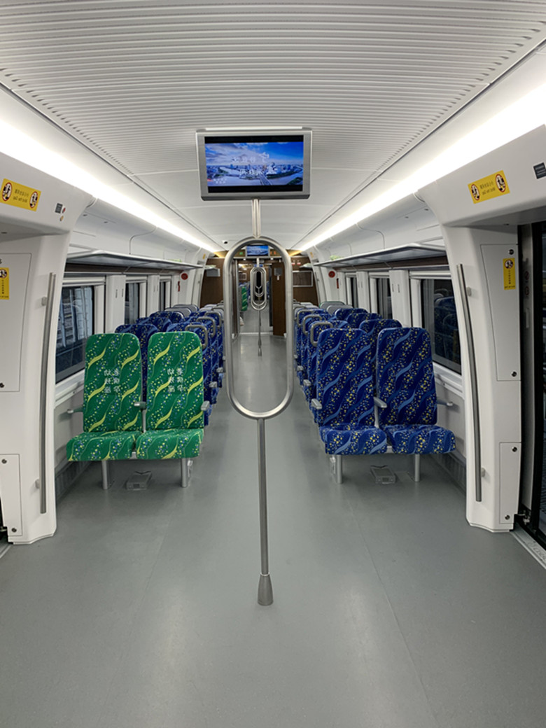 新型动车在金山铁路上线运行,旅客上下车将更加方便_节车厢