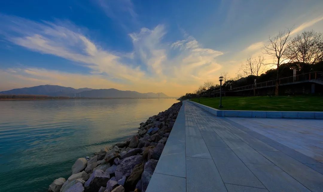 西城动态富阳区市民百人团及拥江发展行动媒体参观我司富春湾堤护岸及