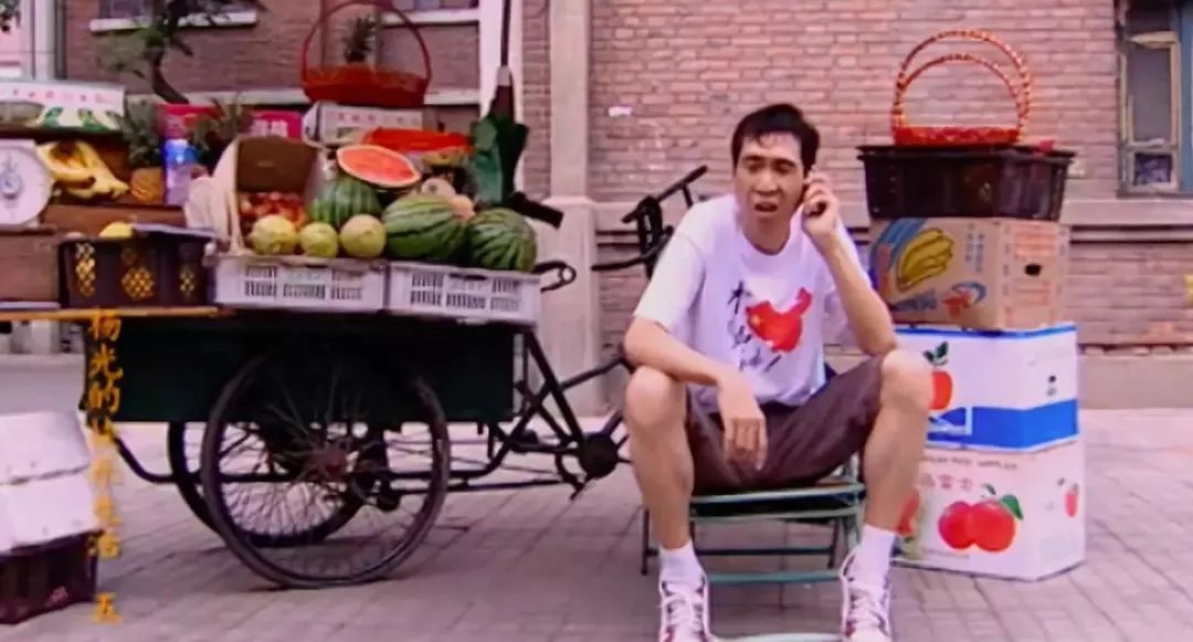 天天跟在杨光屁股后面,喊着"杨哥"的条子,是《杨光》幽默气质的集大成