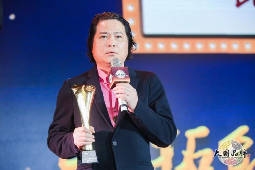 图:比音勒芬创始人谢秉政先生发表获奖感言在"新中国成立70周年品牌