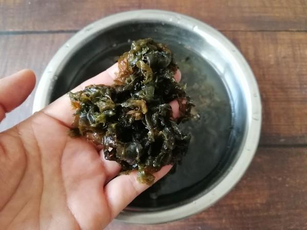地皮菜用温水泡发,泡的胀开,接下来是清洗环节,这一步有点虐人,我洗了