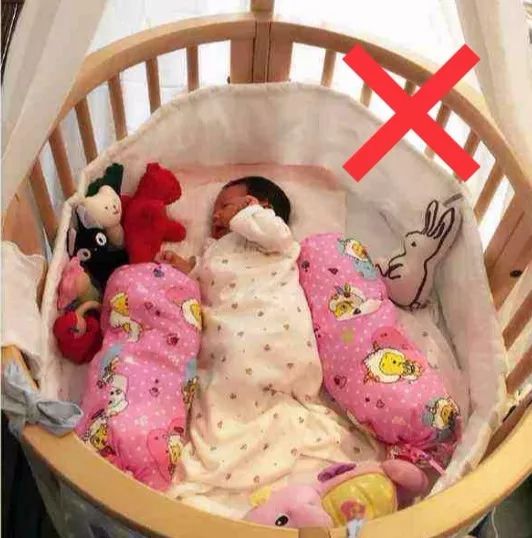 新生儿侧睡的正确姿势图片