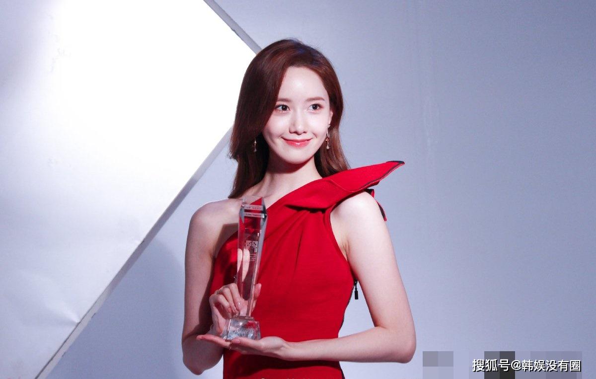 少女时代林允儿:"成为传奇"的颁奖典礼照片,红色露肩礼裙吸睛_澳门