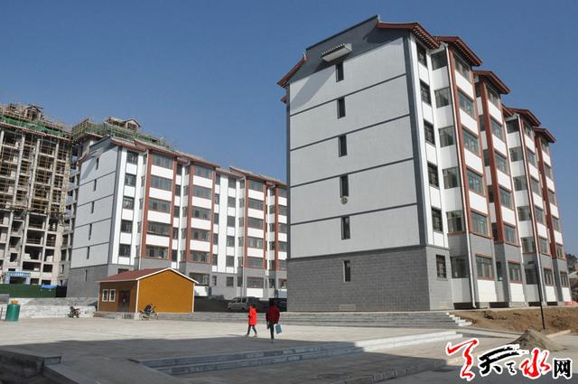 秦州区天水镇天水新村安置小区里那面国旗在飘扬