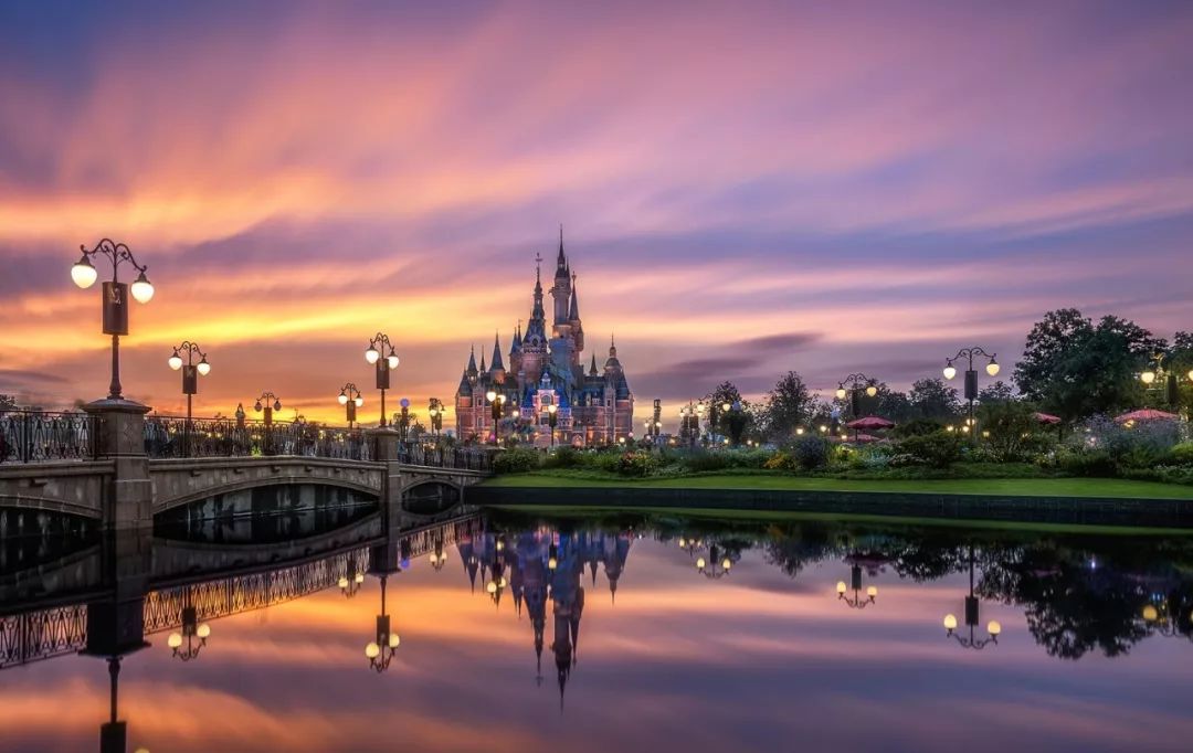 白天从湖畔望向城堡乐园拥有世界上最大的迪士尼城堡"奇幻童话城堡"
