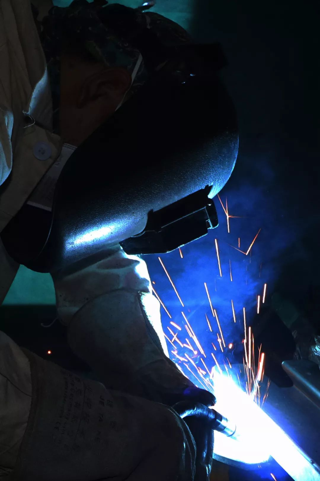 咱们焊接人越过黑暗打破一切恐惧找到答案