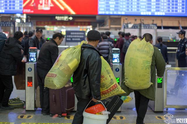 锅碗瓢盆,床单被褥 实拍春节前火车站 农民工行李像移动的家