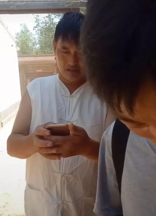 大衣哥从衣兜里掏出手机给乡邻朱善阔转账暴露秘密网友评论亮
