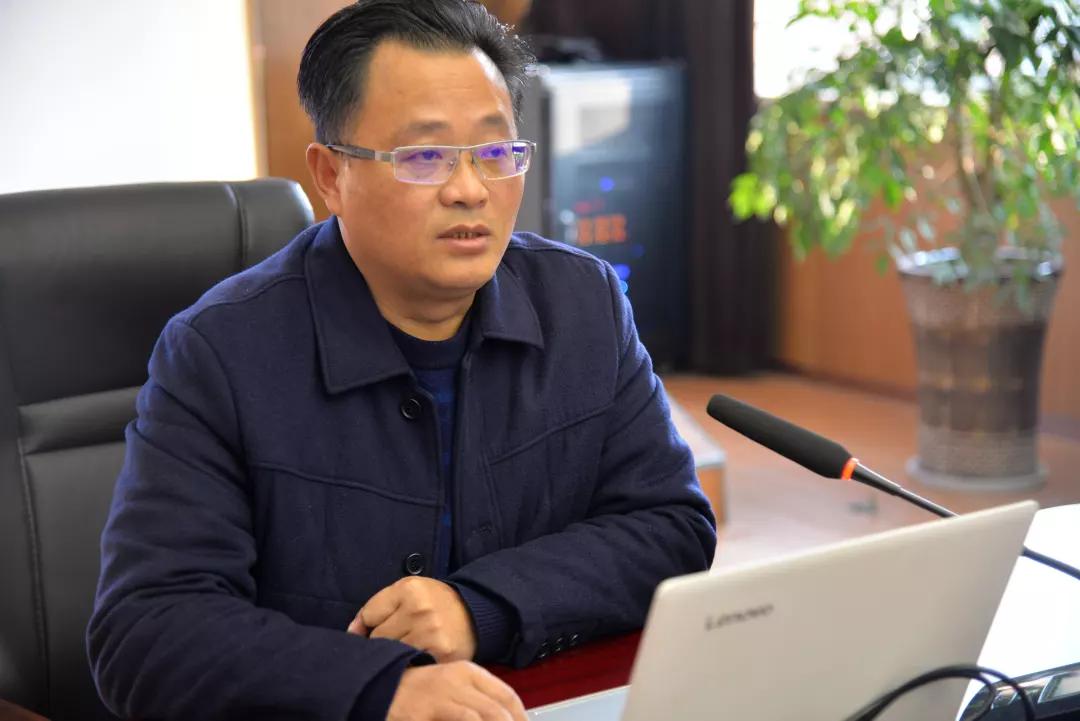 四川省教育科学研究院杨贤科副所长,眉山市教育科学研究所谢宏所长