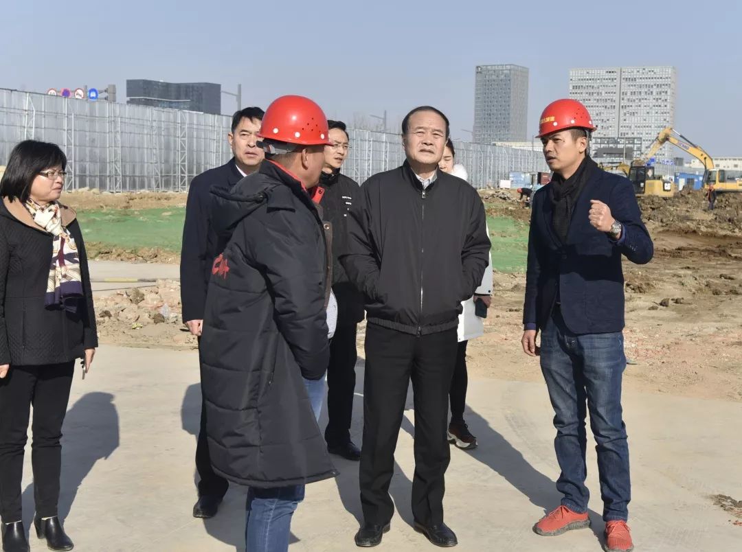 市委常委开发区党工委书记尹哲强调研在建重点项目