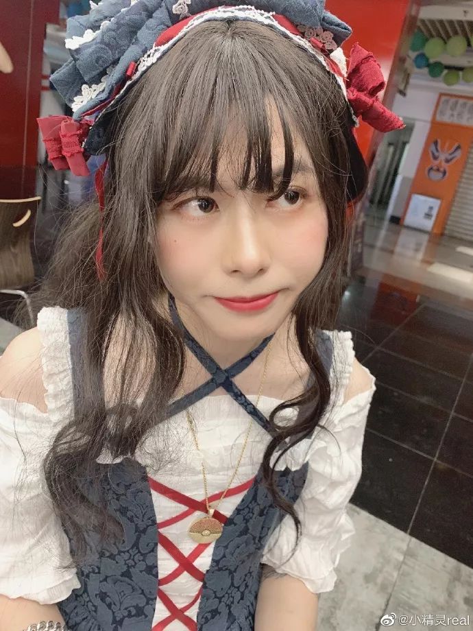 这三个人,一个是带火洛丽塔的rapper,一个是行走的蓝色塑料袋,还有活