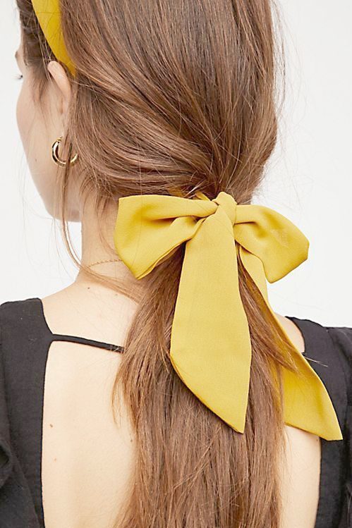 让背影成为冬天街上的迷人风景:4款低马尾与丝巾的发型搭配