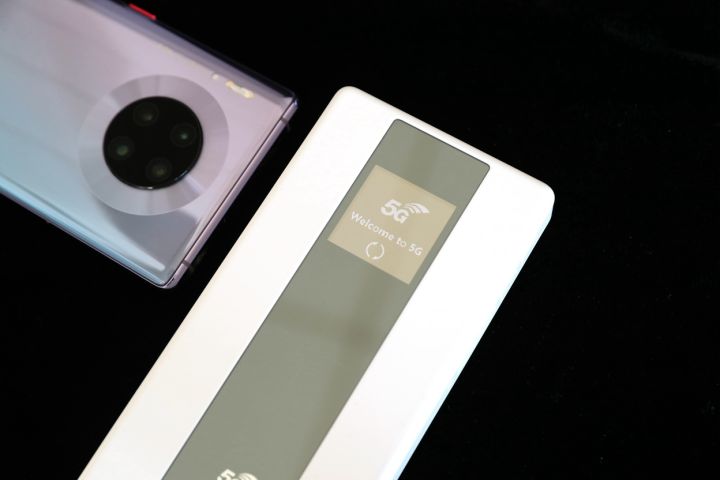 不仅能5g高速上网,而且能随时提供续航:华为5g随行wifi pro体验