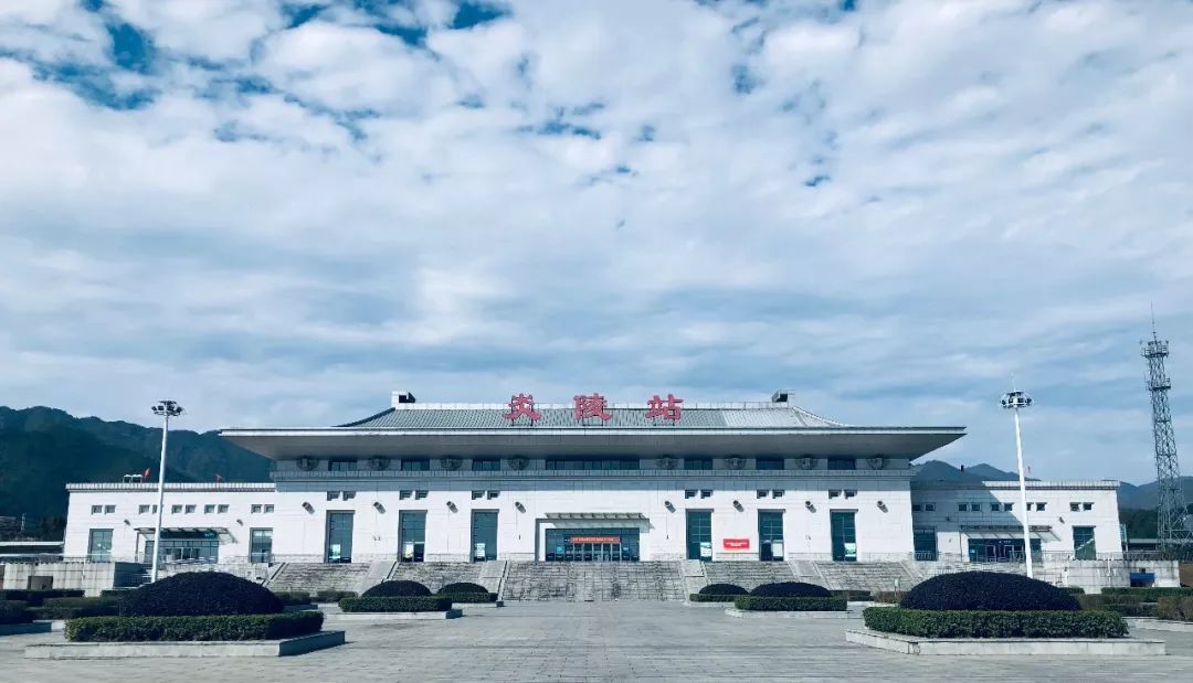 这也方便了许多常年在外工作的游子炎陵站迎来了首列列车吉衡铁路通车