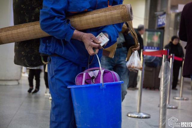锅碗瓢盆,床单被褥 实拍春节前火车站 农民工行李像移动的家