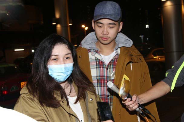 原创何超盈女儿收获富二代干妈荷包蛋近照曝光头发很浓密