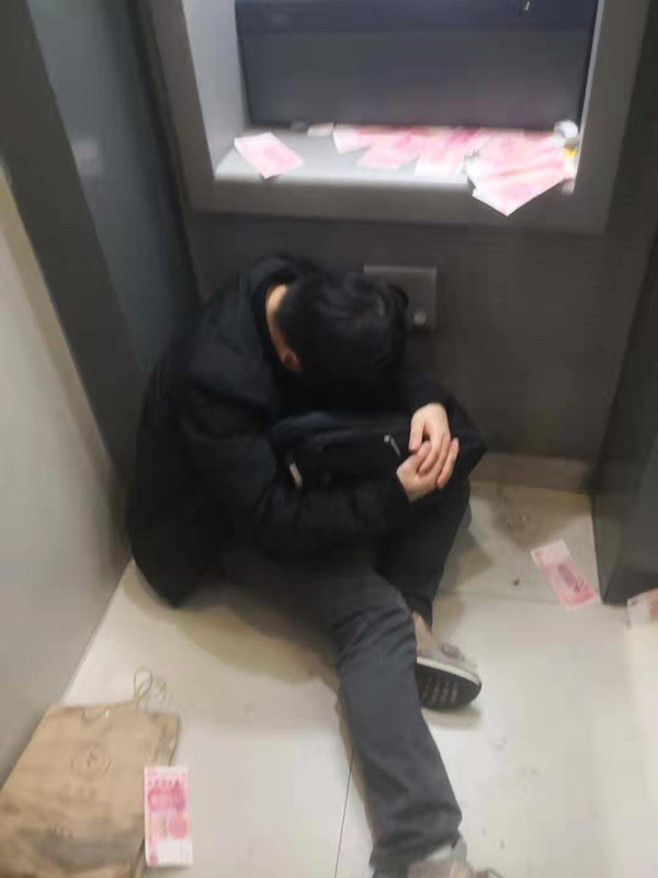 撒币男子瘫坐ATM机旁，竟是“吃了酒存钱存一半睡着了”