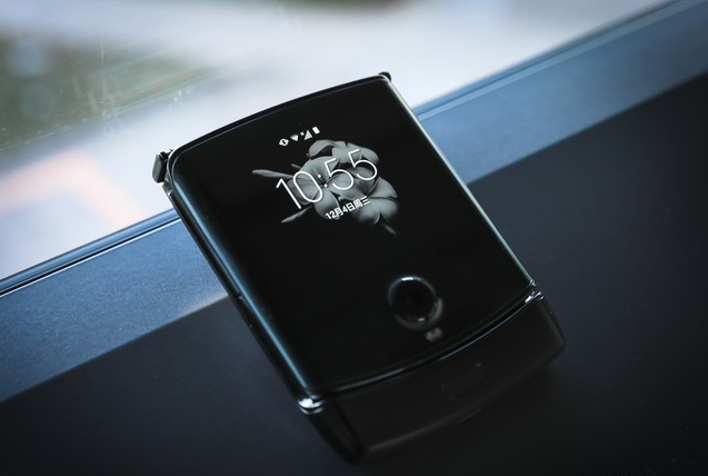 新折叠屏moto razr 2019:手机"翻盖"经典再现