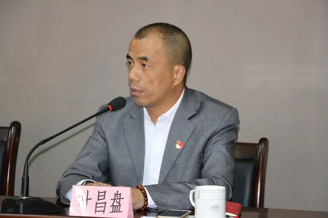 镇家促会成员叶昌盘先生与会的校级家委与会的家长志愿者义工放下自己