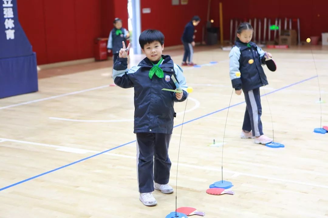 篮球馆的乒乓球区域,连续不断的击球让人看得人眼花缭乱.