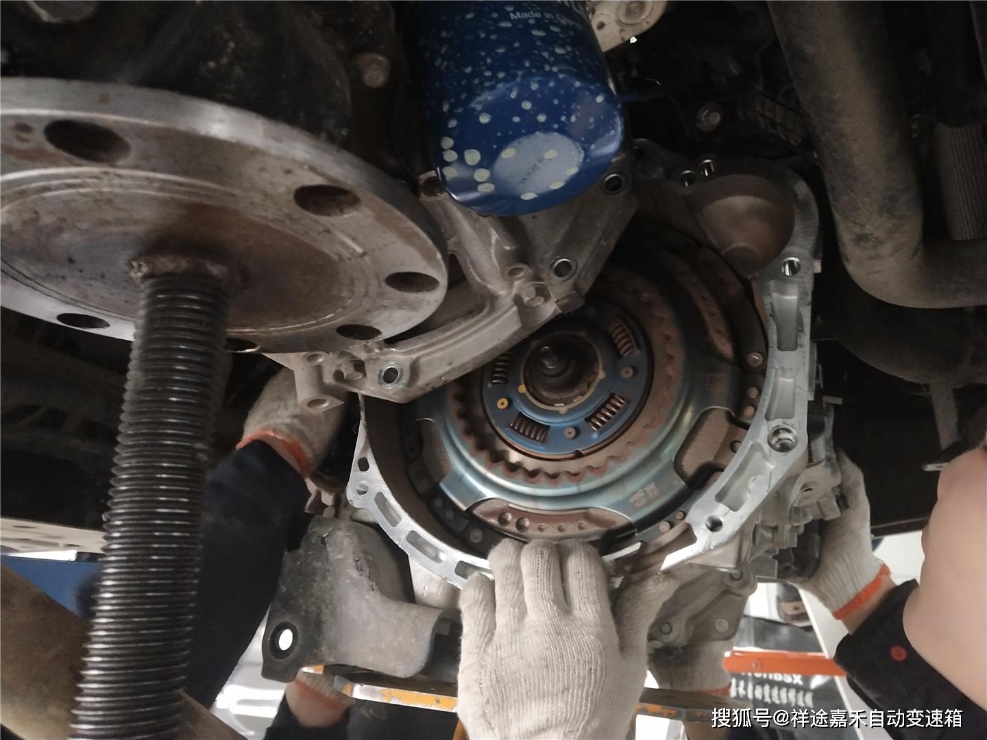 拆卸连接发动机和变速箱的螺栓;拆卸底部连接变速箱的半轴;拆掉挡板后