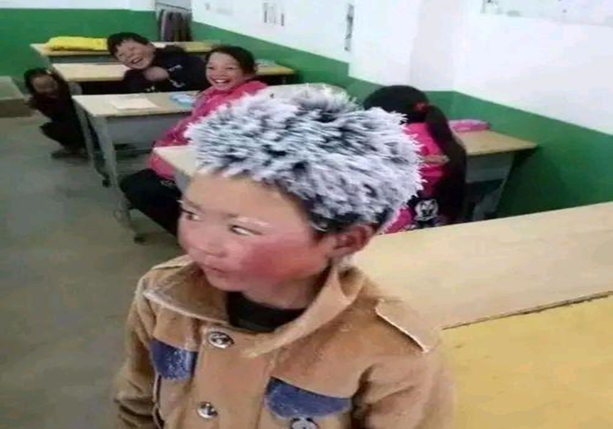 原创还记得去年的冰花男孩吗如今路通了房子大了爸爸却变了