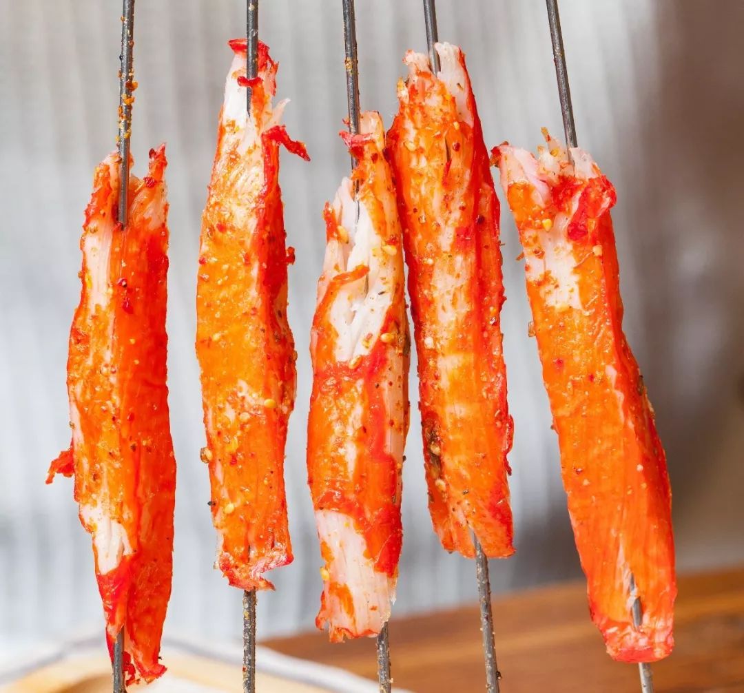 烤蟹肉棒咀嚼时能体会到牙齿撕咬的快感~牛肉吃起来紧实而不柴这样烤