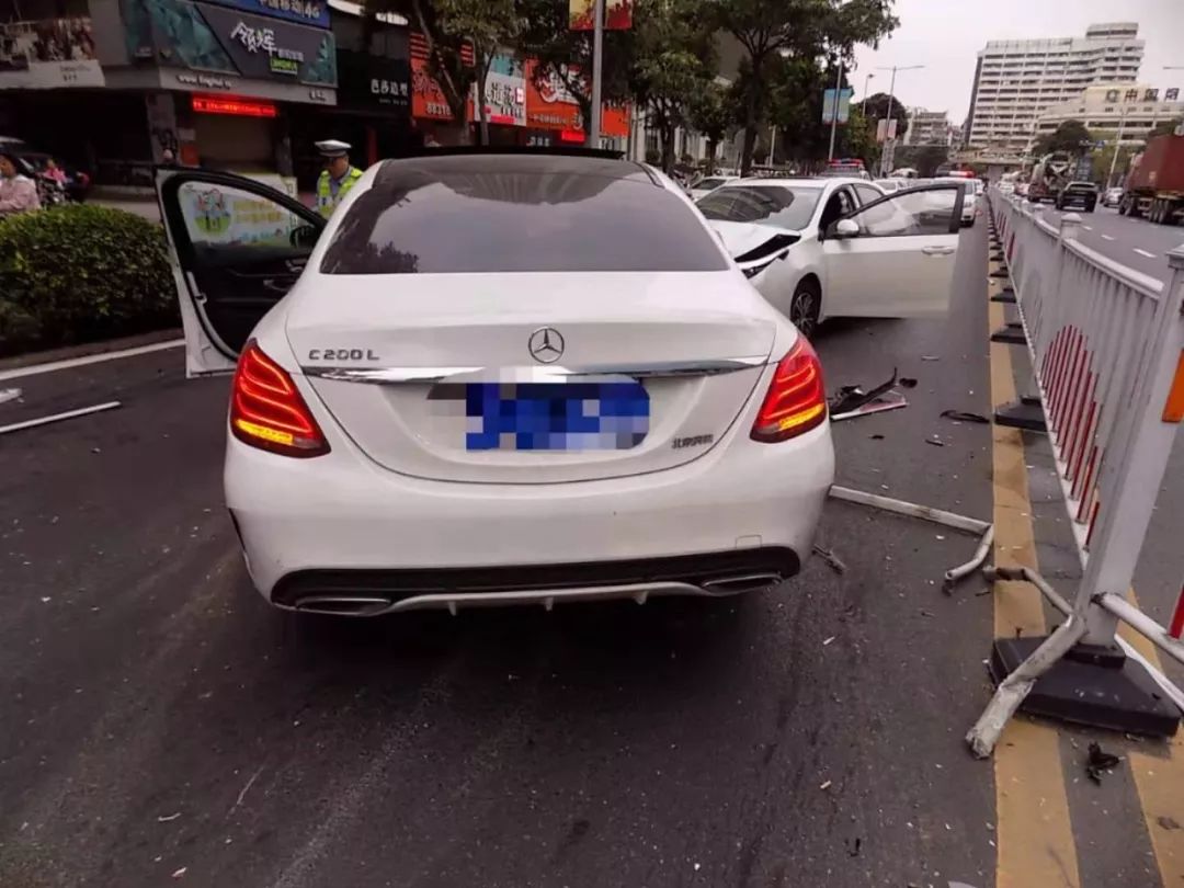 11月28日上午7点左右,汕头金环路华润中心路段发生一宗交通事故.