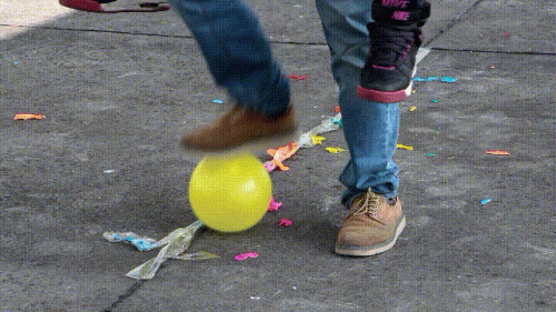 男女各半,一男一女搭配,左右脚捆绑三至四个汽球,在活动开始后,互相踩