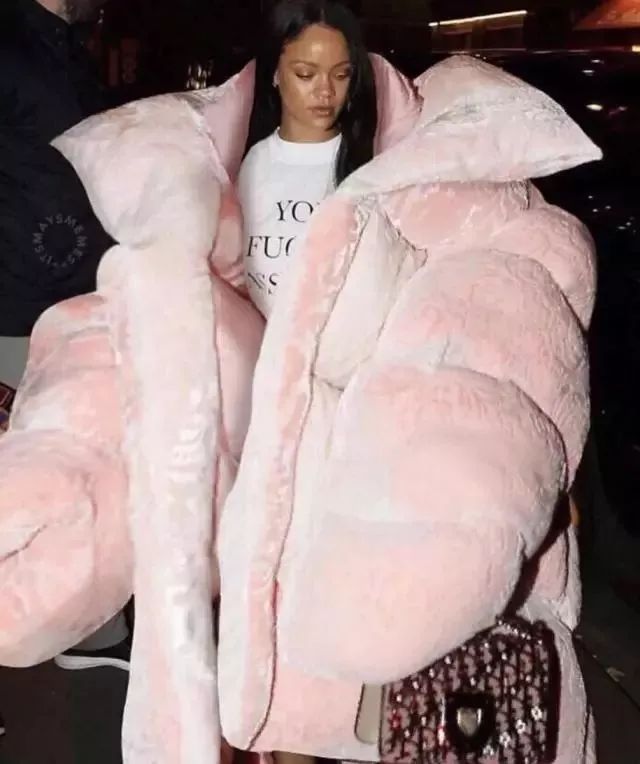 为什么时装秀上的衣服经常奇形怪状不切实际的衣服到底有何用