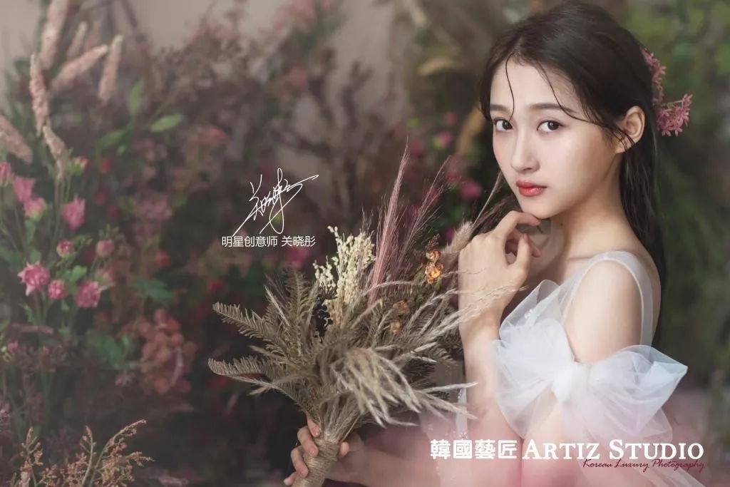 关晓彤空降韩国艺匠artizstudio爱丽丝花园演绎浪漫之旅