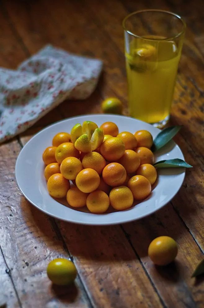 金桔,蜂蜜都有润肺止咳之效,蜂蜜金桔茶简单方便,疗效也十分不错!