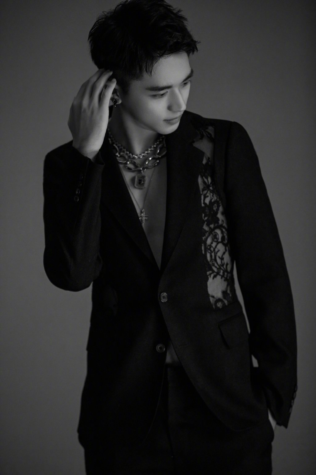 许魏洲身着蕾丝露背西装,男人也可以如此性感!