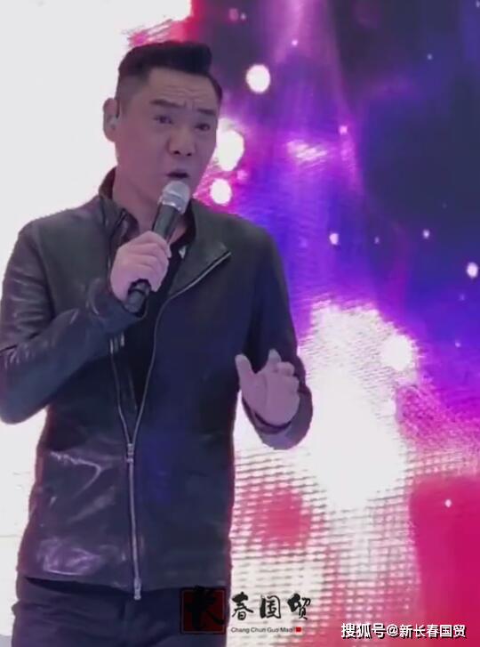 52岁歌手屠洪刚近照曝光,现身参加商演,容颜未改帅气依旧